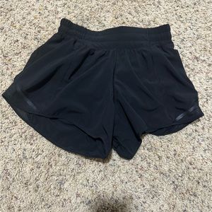 Lululemon hotly hots in black